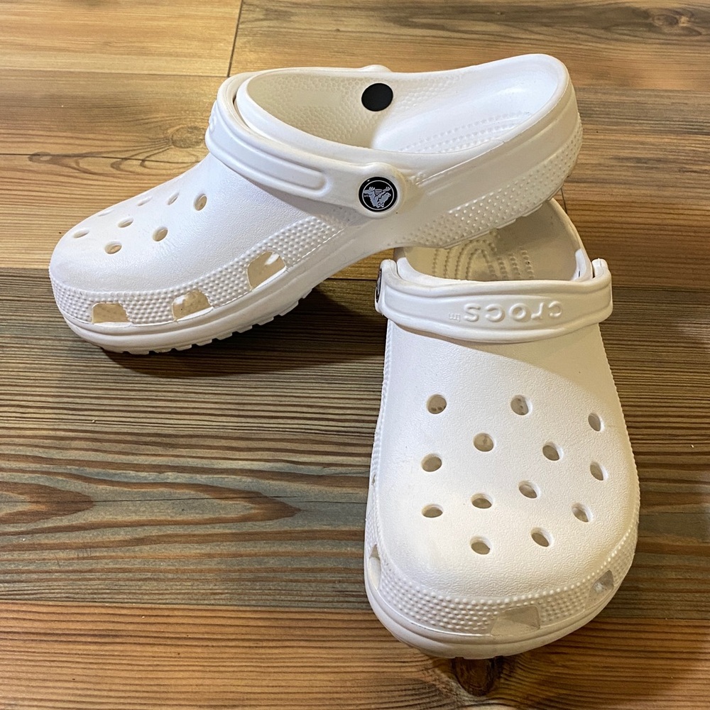 SHOE SALE! 🎉 Crocs white shoes sneakers size 8 euc